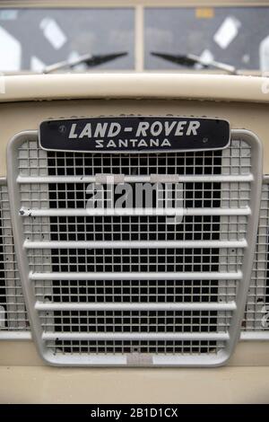 Classic Land Rover Santana Oval Badge And Grill - Asheville, Caroline Du Nord, États-Unis Banque D'Images