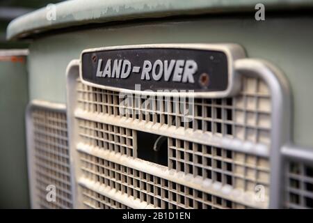 Gros plan du classique Land Rover Oval badge and Grill (faible profondeur de champ) - Asheville, Caroline du Nord, États-Unis Banque D'Images