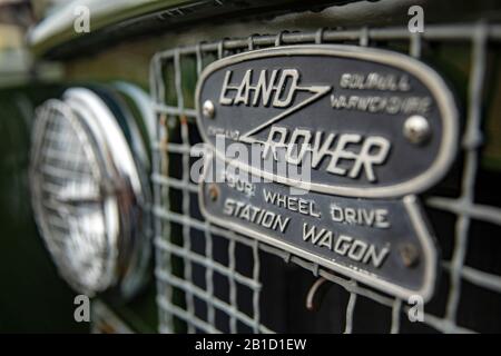 Gros plan du classique Land Rover Oval badge and Grill (faible profondeur de champ) - Asheville, Caroline du Nord, États-Unis Banque D'Images