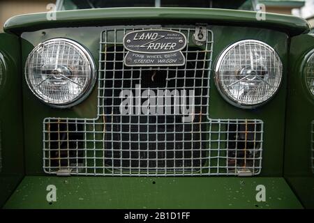 Classic Land Rover Oval Badge And Grill - Asheville, Caroline Du Nord, États-Unis Banque D'Images