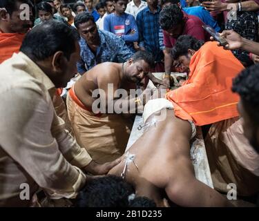 Les dévots percées de crochets pour pendre comme un acte ritualiste de dévotion, Garudan Thookam, pendant Thaipooyam (Thaipoosam), Kedakulam, Kerala, Inde. Banque D'Images