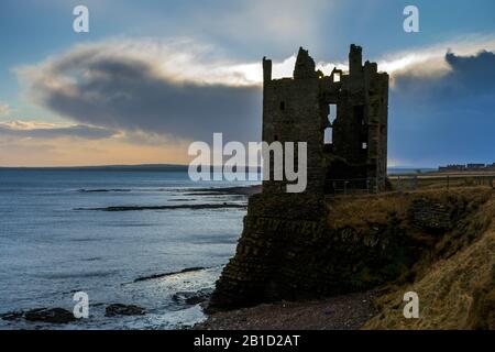 Keiss, château construit par George Sinclair, 5e comte de Caithness, à la fin du xvie ou début du xviie siècle. Sinclair's Bay, Keiss, Caithness, Ecosse, Royaume-Uni Banque D'Images