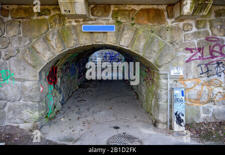 Ancien passage piétonnier piétonnier avec graffitis sous une ligne de chemin de fer au village de Greifenstein en Autriche Banque D'Images