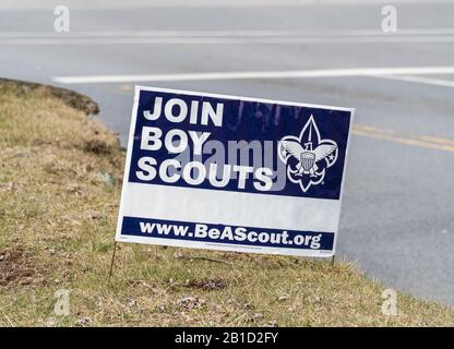 20 février 2020, Berks County, Pennsylvanie: Les garçons Scouts d'Amérique recrutent signer le long de la route. Banque D'Images