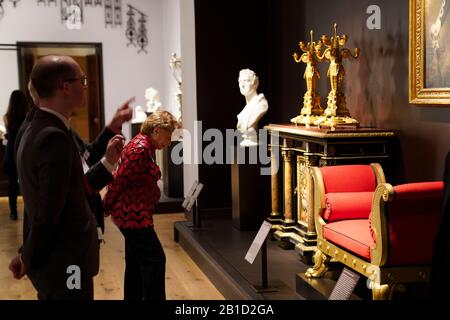 New York, États-Unis. 24 février 2020. Les visiteurs peuvent voir des expositions pendant l'aperçu de presse des Galeries pour les arts décoratifs et le design britanniques au Metropolitan Museum of Art de New York, aux États-Unis, le 24 février 2020. Les Galeries pour les arts décoratifs et le design britanniques du Metropolitan Museum of Art (The Met) de New York rouvriront au public le 2 mars, selon un aperçu de la presse lundi. Crédit: Wang Ying/Xinhua/Alay Live News Banque D'Images