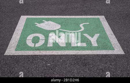 Lancaster, Pennsylvanie, États-Unis, 19 février 2020: Station de charge de voiture électrique en dehors de l'épicerie locale. Banque D'Images