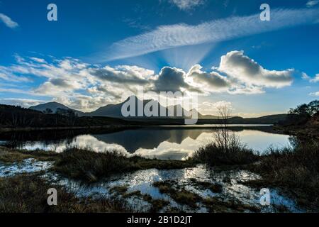 Ben Loyal se reflète dans Lochan Hakel. Près De Tongue, Sutherland, Écosse, Royaume-Uni Banque D'Images