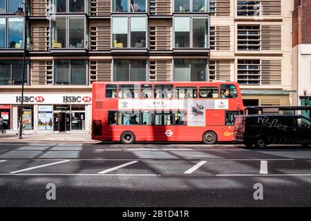 Bus rouge à impériale emblématique dans une rue de Londres, Angleterre Banque D'Images