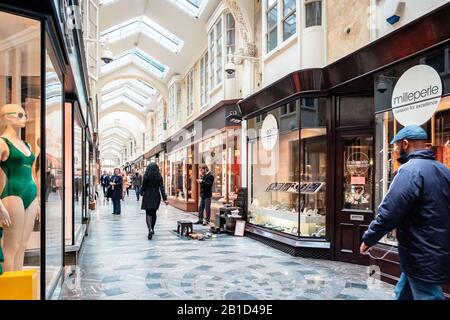 Shoppers et shoeshiner à Burlington Arcade, quartier Mayfair, Londres, Londres, Angleterre. Banque D'Images