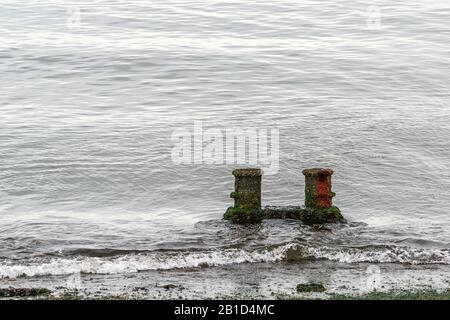 Vieux bollards rouillés sur la rive Banque D'Images