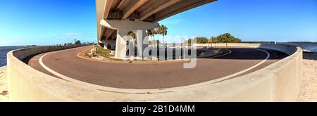 Route sous le pont Sanibel Causeway du parc Causeway Islands sur Sanibel en Floride. Banque D'Images