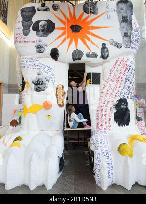 06 février 2020, Saxe, Leipzig: L'artiste Paule Hammer travaille sur son installation de 12 mètres de haut 'Kaputtnik', qui est déjà exposée depuis trois mois au Musée des beaux-arts de Leipzig. La sculpture monumentale de Styrofoam représente un mélange d'être humain et animal avec des traits du visage par Klaus Kinski. Depuis novembre, l'artiste travaille de nouveau sur l'installation, en élargissant la vue de l'oeuvre avec des images et des textes qui reflètent ses rêves et cauchemars. Le nom 'Kaputtnik' désigne le satellite Vanguard, la réponse américaine au Sp soviétique Banque D'Images