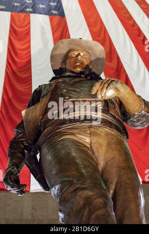 Une statue de bronze de John Wayne, célèbre acteur américain, vêtu d'un cow-boy, se trouve à l'aéroport John Wayne, dans le comté d'Orange, à Santa Ana, en Californie. Banque D'Images