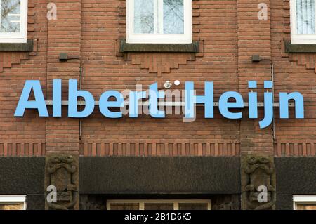 Arnhem, Pays-Bas - 21 janvier 2020: Logo d'Albert Heijn sur une façade. Albert Heijn est la plus grande et la plus célèbre chaîne de supermarchés néerlandaise Banque D'Images