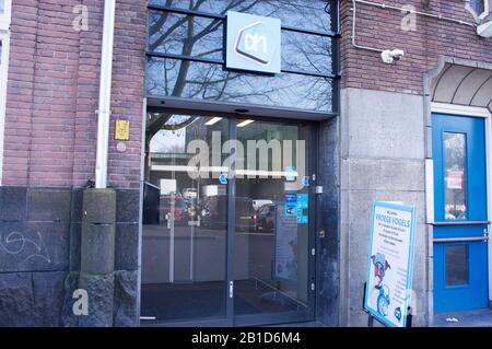 Arnhem, Pays-Bas - 21 janvier 2020: Entrée d'un supermarché Albert Heijn. Albert Heijn est la plus grande et la plus célèbre chaîne de supermarchés néerlandaise Banque D'Images