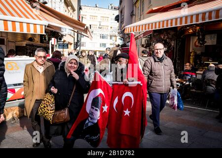 Vendeurs de drapeaux turcs dans les rues d'Istanbul Banque D'Images