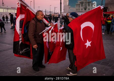 Vendeurs de drapeaux turcs dans les rues d'Istanbul Banque D'Images