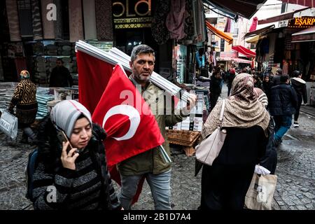 Vendeurs de drapeaux turcs dans les rues d'Istanbul Banque D'Images