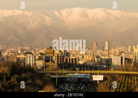 Vue panoramique sur la ville de Téhéran avec la chaîne de montagnes d'Alborz depuis le pont de Tapiat Banque D'Images