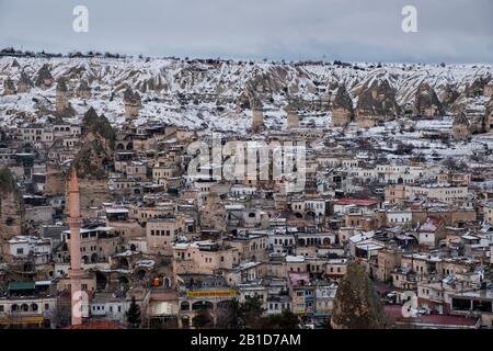 Ville de Göreme en Cappadoce en hiver recouverte de neige Banque D'Images