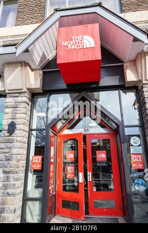 Banff, CANADA - 15 FÉVRIER 2020 : Célèbre détaillant américain de loisirs de plein air Le North Face shop avec son panneau sur l'avenue animée Banff en Alberta, Canada. Banque D'Images