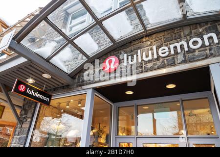 Banff, CANADA - 15 FÉVRIER 2020 : magasin Lululemon avec son panneau sur l'avenue Banff, très fréquentée, en Alberta, au Canada. Le détaillant de vêtements de sport est rendu célèbre pour Banque D'Images