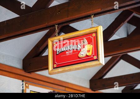 Banff, CANADA - 15 FÉVRIER 2020 : Célèbre restaurant BeaverTiles, basé au Canada, avec son panneau sur l'avenue Banff, très animée, en Alberta, au Canada. Banque D'Images