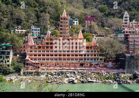 Rishikesh, Inde - Feburay 22, 2020: Temple de Tera Manzil le long des rives de la rivière Ganges dans les contreforts de l'Himalaya Banque D'Images