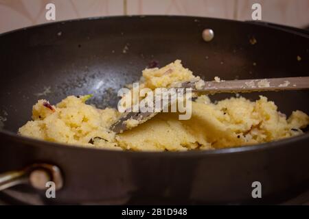 Le rava chaud cuit au restaurant, qui est un plat traditionnel pour le petit-déjeuner dans le sud de l'inde. Banque D'Images