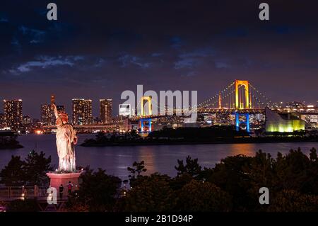 Pont Odaiba Rainbow et statue de la liberté avec lumière colorée illuminée et vue sur la baie de Tokyo la nuit Banque D'Images