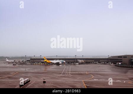 DEC 6, 2018 Narita, Japon - avion pendant le mauvais temps pluie à Tokyo Narita International airport terminal Banque D'Images