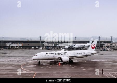 DEC 6, 2018 Narita, Japon - avion pendant le mauvais temps pluie à Tokyo Narita International airport terminal Banque D'Images