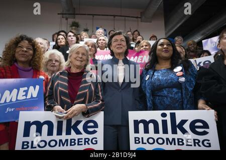 Houston, Texas, États-Unis. 24 février 2020. Diana TAYLOR, c, compagnon de Michael Bloomberg, pose avec les électeurs de Houston à un rassemblement de femmes pour Mike dans le centre-ville. Taylor est en butte à l'ancien maire de New York au Texas, un prix super mardi critique lors des élections primaires démocratiques de la semaine prochaine. Crédit: Bob Daemmrich/Zuma Wire/Alay Live News Banque D'Images