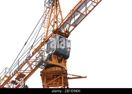 22-02-2020 Russie Syktyvkar. La grue de tour travaille sur un site de construction contre le ciel. Vue rapprochée de la cabine du conducteur de la grue. Banque D'Images