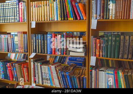 Chapaevsk, région de Samara, Russie - 09 février 2020: Livres sur une étagère dans la bibliothèque. Mise au point sélective Banque D'Images