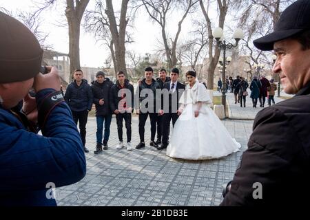 Mariée et marié dans le centre ville de Boukhara, Ouzbékistan Banque D'Images