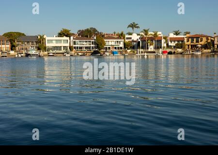 Les maisons Mansion s'alignent sur l'eau à Newport Bay, Newport Beach, Californie, États-Unis. Banque D'Images