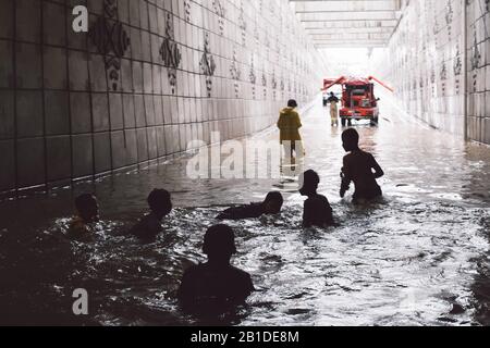 Jakarta, Indonésie. 25 février 2020. Les enfants qui jouent pendant une inondation sur une route à Jakarta le 25 février 2020 à Jakarta, en Indonésie. Les inondations sont causées par de fortes précipitations dans plusieurs zones de la ville de Jakarta. (Photo de Evan Praditya/INA photo Agency/Sipa USA) crédit: SIPA USA/Alay Live News Banque D'Images