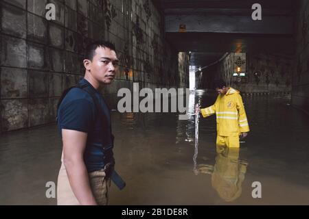 Jakarta, Indonésie. 25 février 2020. Un pompier a mesuré la hauteur d'une inondation sur une route de Jakarta le 25 février 2020 à Jakarta, en Indonésie. Les inondations sont causées par de fortes précipitations dans plusieurs zones de la ville de Jakarta. (Photo de Evan Praditya/INA photo Agency/Sipa USA) crédit: SIPA USA/Alay Live News Banque D'Images