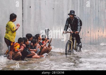 Jakarta, Indonésie. 25 février 2020. Un cycliste fait une inondation sur une route à Jakarta le 25 février 2020 à Jakarta, en Indonésie. Les inondations sont causées par de fortes précipitations dans plusieurs zones de la ville de Jakarta. (Photo de Evan Praditya/INA photo Agency/Sipa USA) crédit: SIPA USA/Alay Live News Banque D'Images