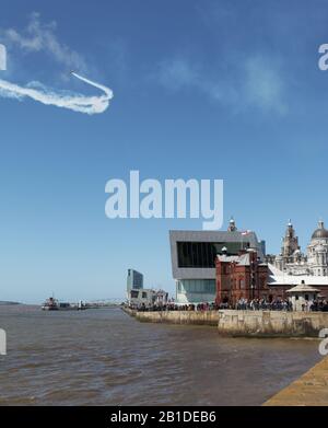 Exposition en aérobiose sur l'estuaire de Mersey lors du festival de la rivière Liverpool en 2015, avec le ferry Mersey ci-dessous Banque D'Images