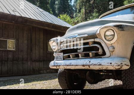 Un vieux camion dans le parc national de Yosemite, Californie Banque D'Images