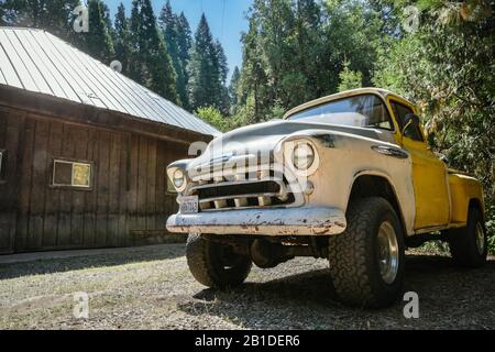 Un vieux camion dans le parc national de Yosemite, Californie Banque D'Images