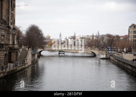 Berlin, Allemagne sur Januari 1, 2020: Berlin New Year's Run, à peine douze heures après le tournant de l'année. Banque D'Images