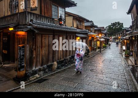 Kyoto, Japon, 15 août 2019 – Femme portant un yukata traditionnel (kimono) marchant sous la pluie avec un parapluie dans le quartier historique de Kyoto de Higa Banque D'Images