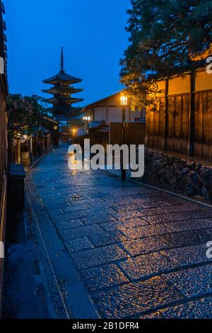 Vue nocturne de Higashiyama, le quartier historique le plus célèbre de Kyoto avec la pagode Yasaka en arrière-plan, Japon Banque D'Images