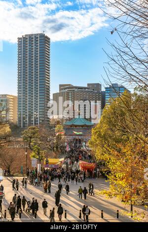 Ueno, japon - 02 janvier 2020: Vue à grand angle sur le temple de Kaneiji dans le parc d'Ueno avec des gens marchant dans des pédalos ou des carnies ou Tekiya cuisine japonaise s Banque D'Images