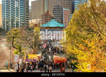 Ueno, japon - 02 janvier 2020: Vue à grand angle sur le temple de Kaneiji dans le parc d'Ueno avec des gens marchant dans des pédalos ou des carnies ou Tekiya cuisine japonaise s Banque D'Images