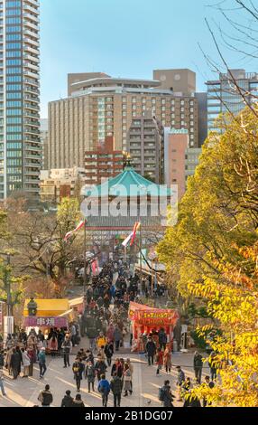 Ueno, japon - 02 janvier 2020: Vue à grand angle sur le temple de Kaneiji dans le parc d'Ueno avec des gens marchant dans des pédalos ou des carnies ou Tekiya cuisine japonaise s Banque D'Images