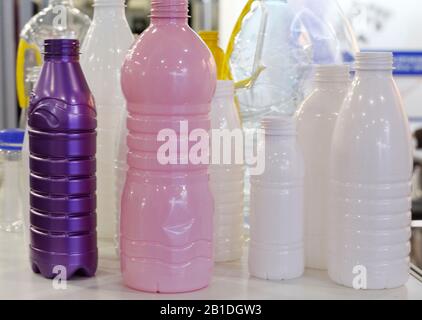 Bouteilles en plastique multicolores pour produits laitiers. Bouteilles de différentes tailles et de différentes couleurs. La production de produits laitiers. Banque D'Images